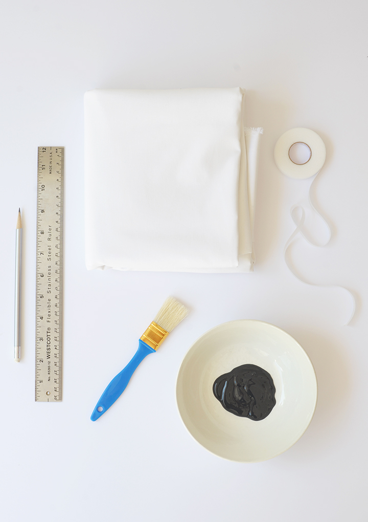 Make this fun, graphic DIY hand-painted grid picnic blanket. Full tutorial on aliceandlois.com