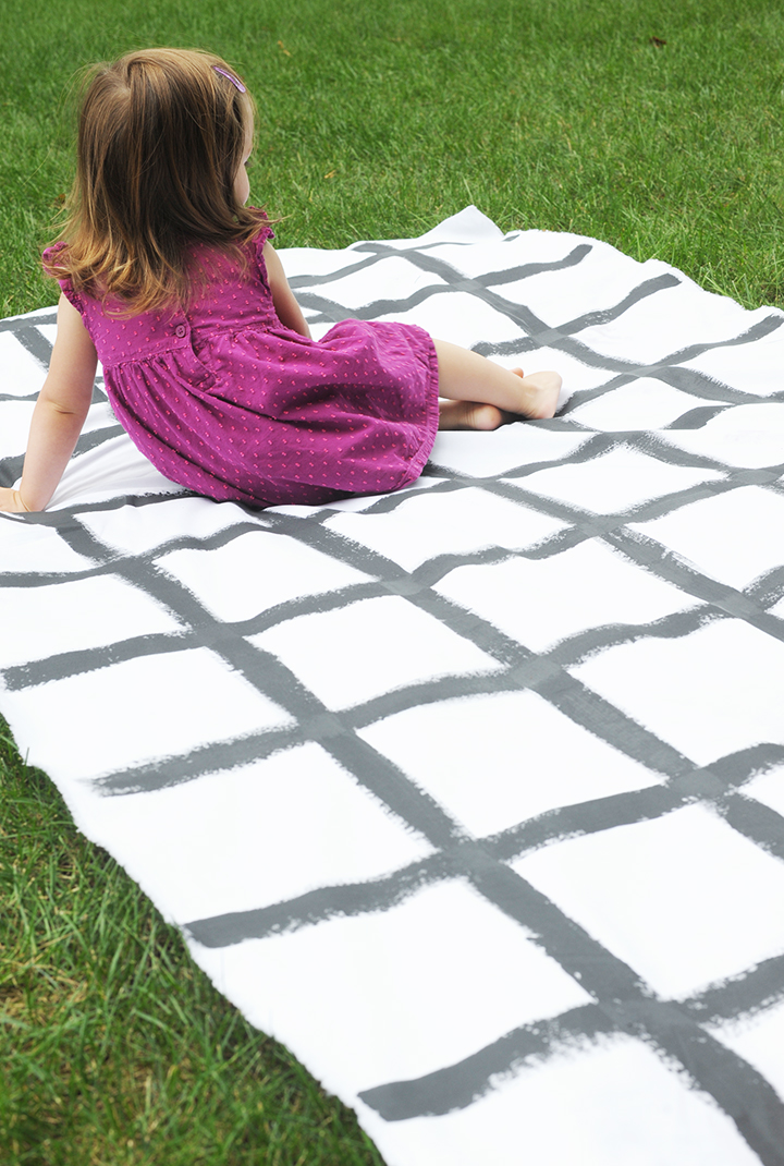 Make this simple hand-painted modern picnic blanket. Full tutorial on aliceandlois.com