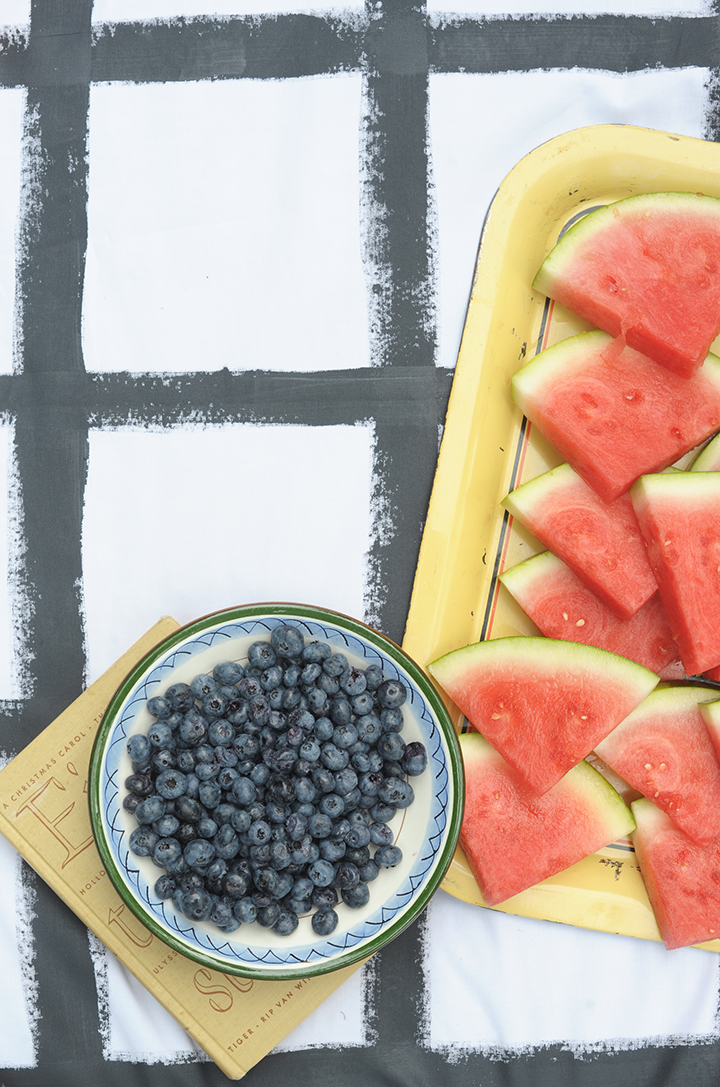 Make this simple hand-painted modern picnic blanket. Full tutorial on aliceandlois.com