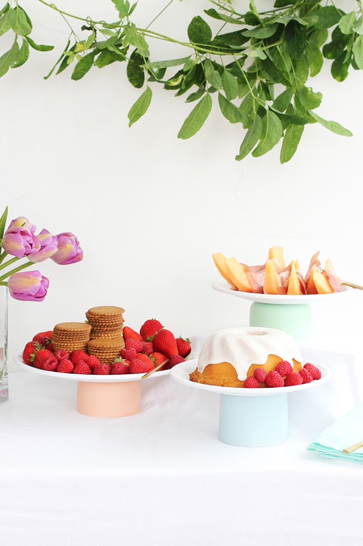 Make this simple DIY Cake Stand!
