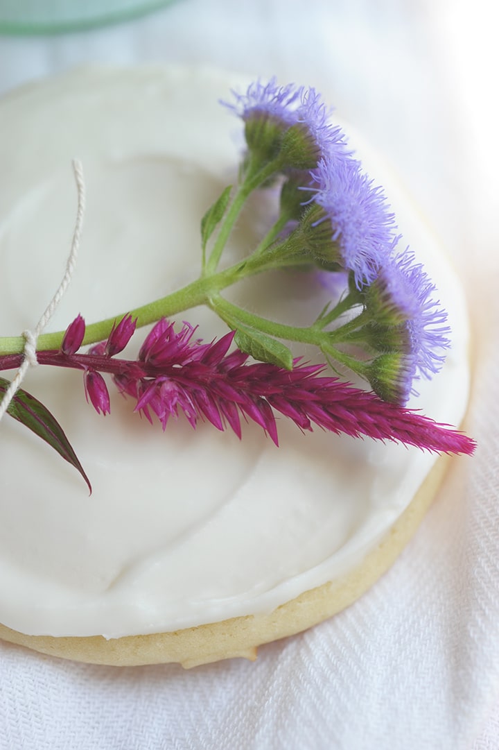 sugar-cookie-recipe-with-fresh-flowers-6