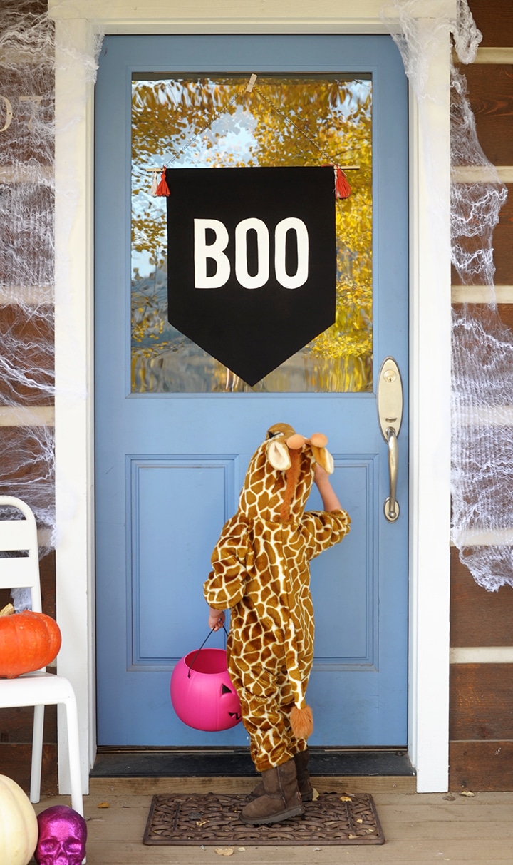 Make this simple DIY Halloween No-Sew Boo Banner!