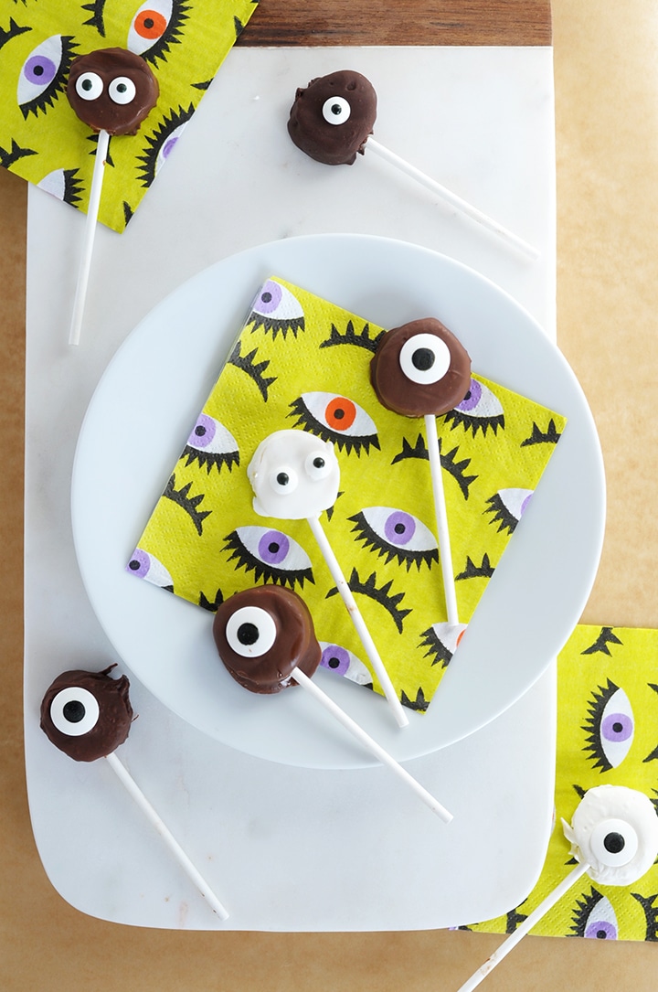 A simple and healthy Halloween treat – Frozen Monster Banana Bites recipe.