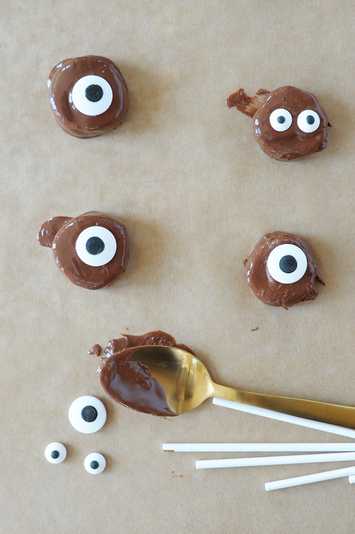 A simple and healthy Halloween treat – Frozen Monster Banana Bites recipe.