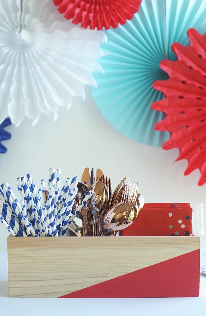 A simple and modern DIY Outdoor Silverware Caddy.
