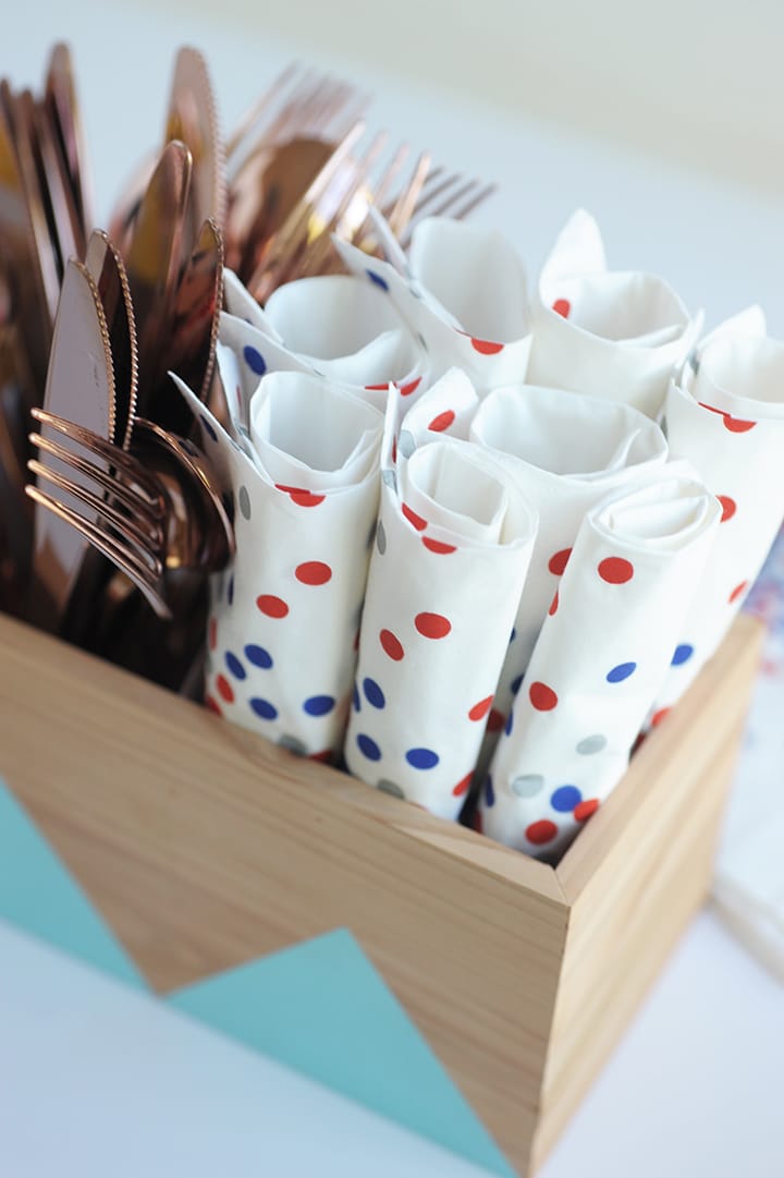 A simple and modern DIY Outdoor Silverware Caddy.