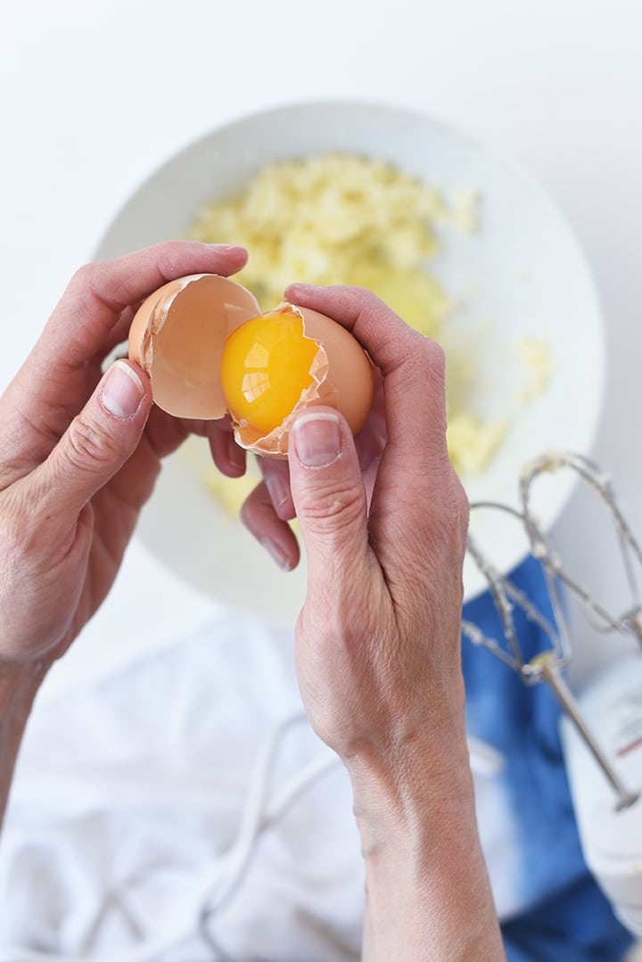 banana-bread-topped-with-nutella-eggs