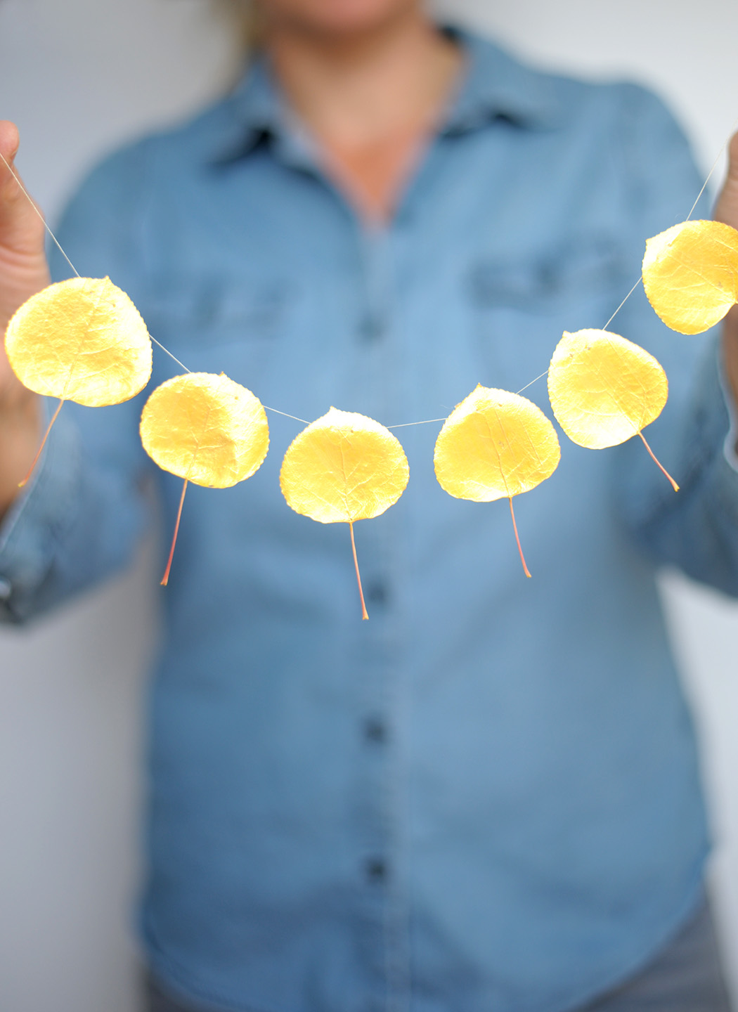 paint some leaves gold and create this gorgeous leaf garland
