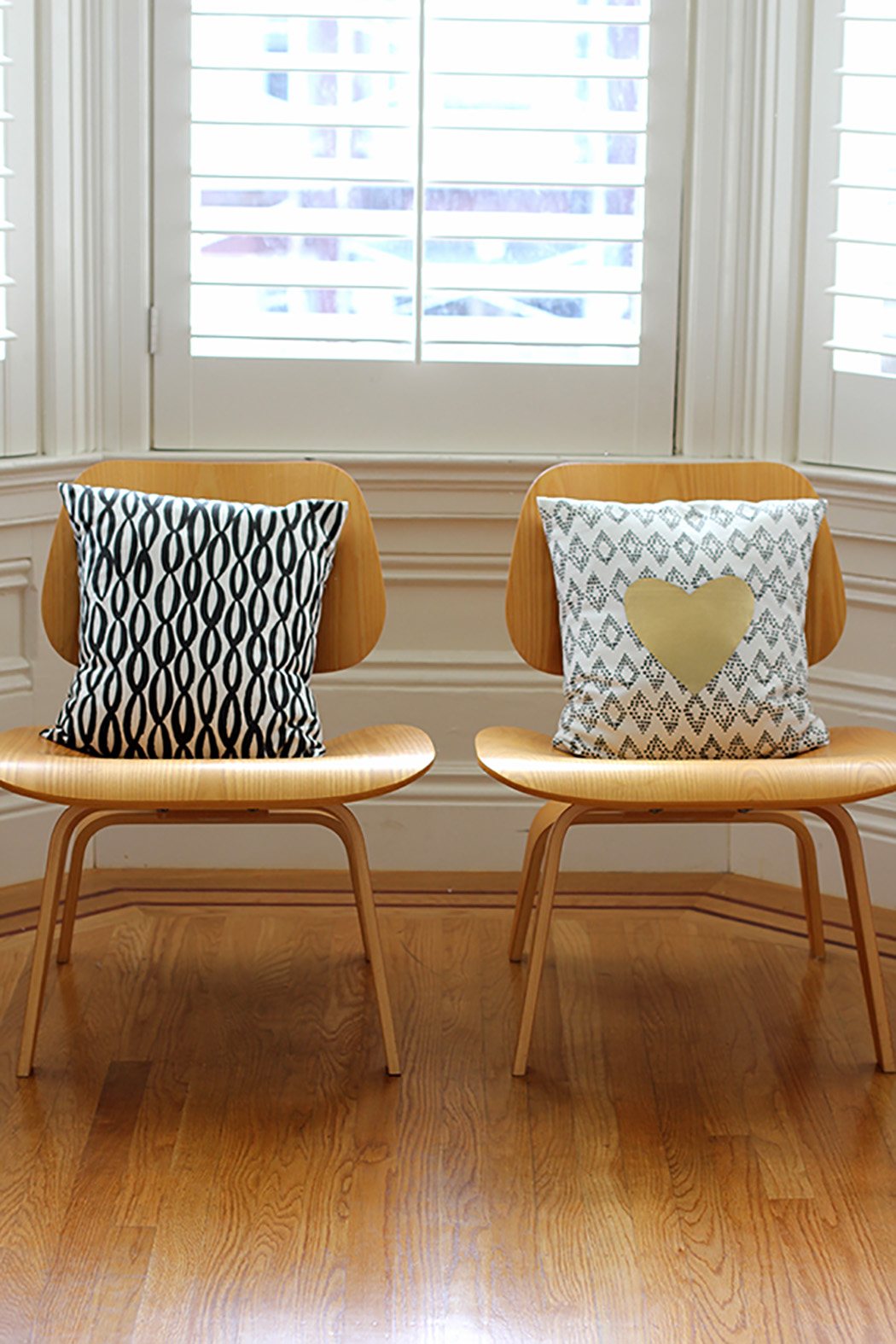 Make this 20 minute Valentine Heart Pillow for Valentine's Day