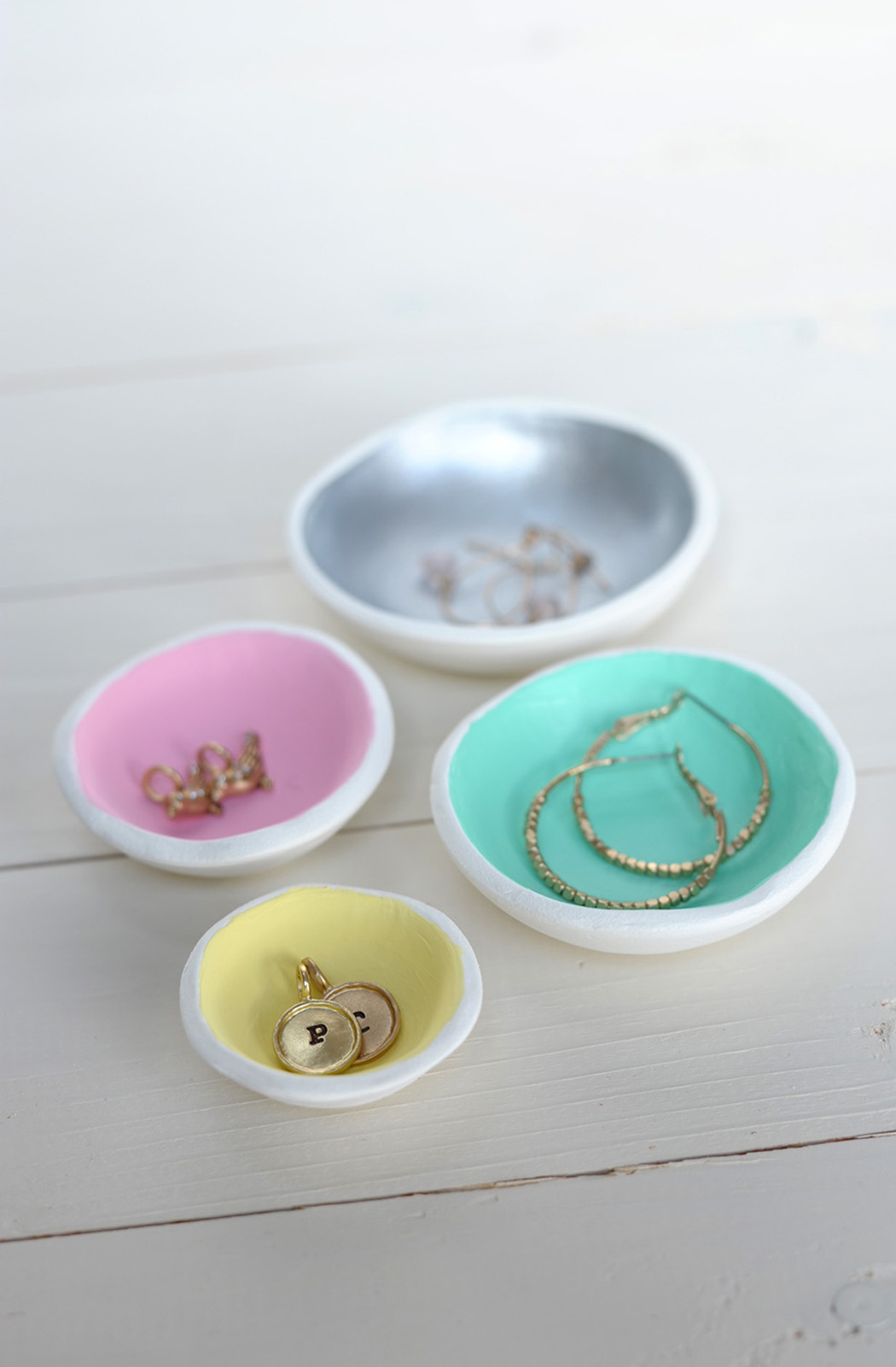DIY air dry clay jewelry bowls on aliceandlois.com