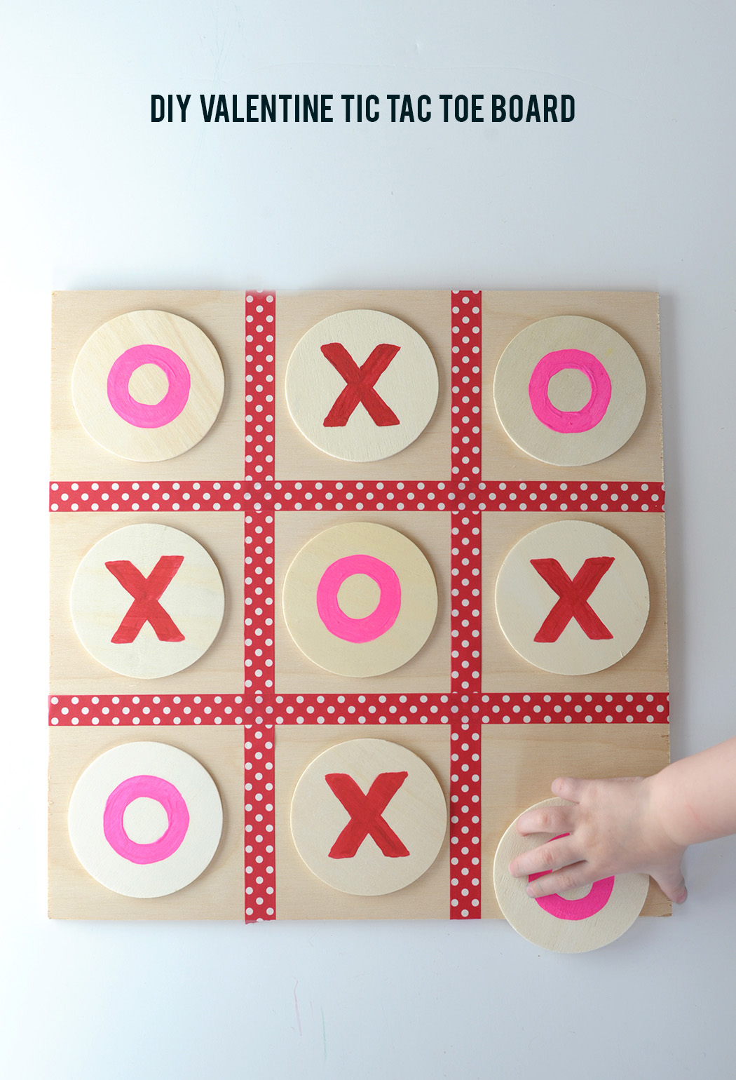 Make this cute and simple DIY Valentine Tic Tac Toe Board / aliceandlois.com