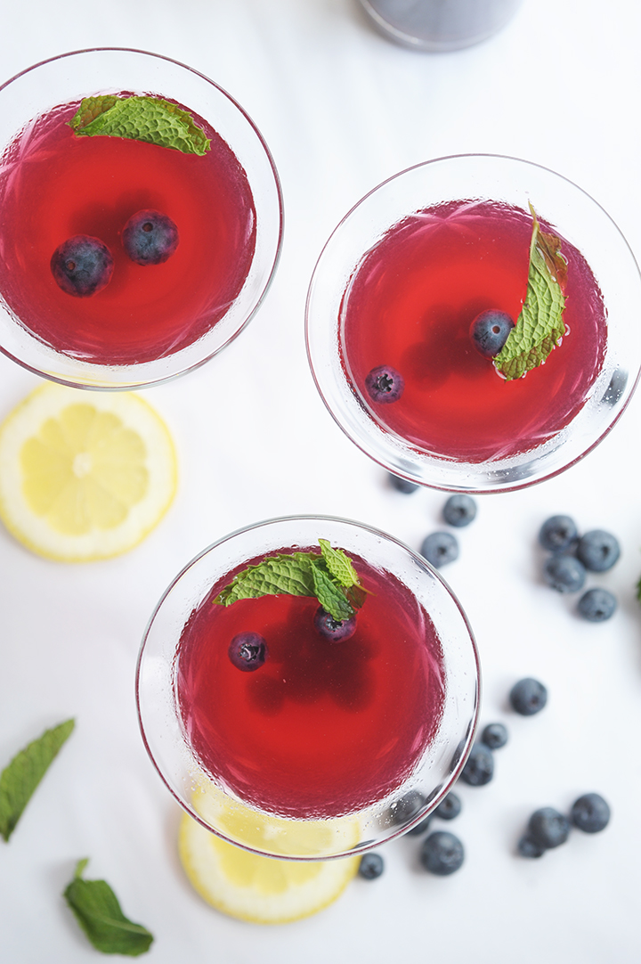 Make this Blueberry Lemonade Vodka Cocktail / aliceandlois.com