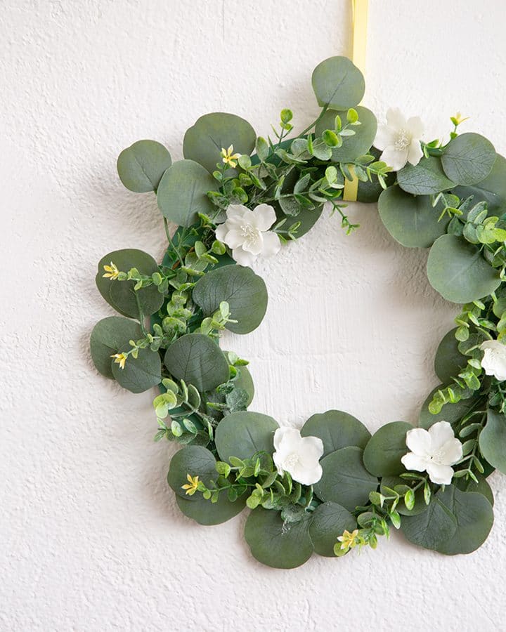 DIY Faux Greenery Spring Wreath #DIY #wreath